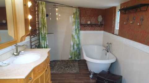 Bad mit Dusche und Badewanne Bad mit Dusche und Badewanne