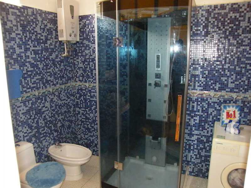 Badezimmer mit Duschtempel Badezimmer mit Duschtempel
